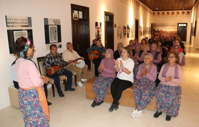 Çukurbağ Kadın Korosu'ndan Unutulmaz Dinleti
Ziyaretin en anlamlı anlarından biri, gezinin katılımcıları arasında yer alan ve performansları ile sıkça dikkat çeken Çukurbağ Kadın Korosu’nun sunduğu müzik ziyafeti oldu. Koro, hem Gazi Çiftliği’nde hem de Taşucu Atatürk Evi Müzesi’nde özel bir dinleti gerçekleştirdi.