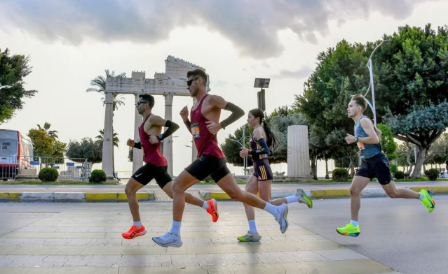 Mersin Büyükşehir Belediyesi tarafından organize edilen bu büyük spor şöleni, 14 Aralık Pazar günü tüm Mersin halkını ve sporcuları tarihi ve doğal güzellikler içinde koşmaya davet ediyor.