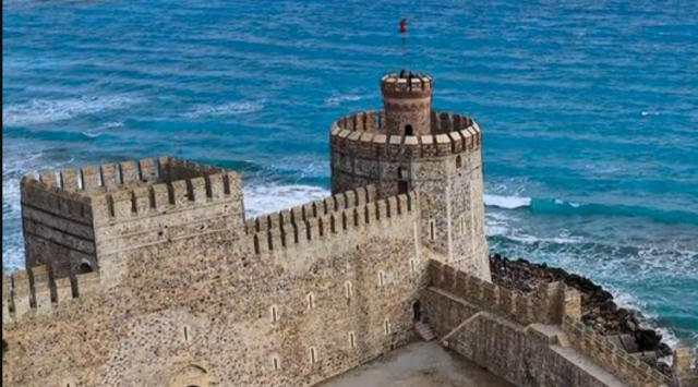 Akdeniz'in kıyısında, denizin ve tarihin buluştuğu bu eşsiz yapı, sadece mimari güzelliğiyle değil, aynı zamanda Yeşilçam'ın unutulmaz ismi Cüneyt Arkın'ın da film setine ev sahipliği yapmasıyla da adından sıkça söz ettiriyor.