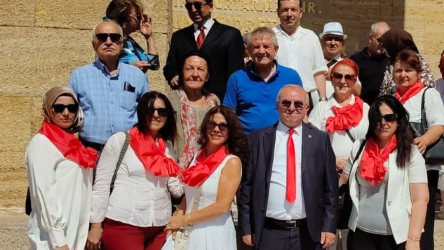 ANADOLU ÇINARLARI PARTİ TEMSİLCİLERİ ANITKABİR'DE ATA'NIN HUZURUNA ÇIKTI